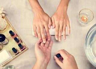 Smalti semipermanenti e sostanze vietate, cos'è cambiato dall'1 settembre Smalti semipermanenti e sostanze vietate, cos'è cambiato dall'1 settembre