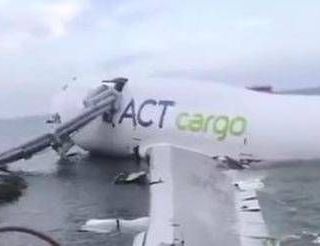Hong Kong, aereo cargo esce di pista e finisce in mare: due morti Hong Kong, aereo cargo esce di pista e finisce in mare: due morti