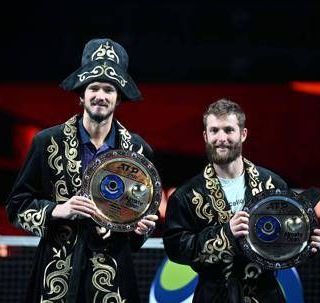 Medvedev, trionfo ad Almaty e primo successo dal 2023: lo 'strano' abito per la premiazione Medvedev, trionfo ad Almaty e primo successo dal 2023: lo 'strano' abito per la premiazione