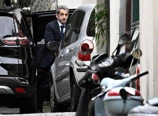 Sarkozy va in carcere, domani prima notte in cella per l'ex presidente francese Sarkozy va in carcere, domani prima notte in cella per l'ex presidente francese