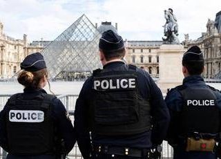 Furto al Louvre, ora i gioielli della Corona rischiano la distruzione: é corsa contro il tempo Furto al Louvre, ora i gioielli della Corona rischiano la distruzione: é corsa contro il tempo