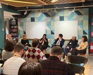 Amazon a Milano accoglie un incontro sulla violenza economica e di genere Amazon a Milano accoglie un incontro sulla violenza economica e di genere