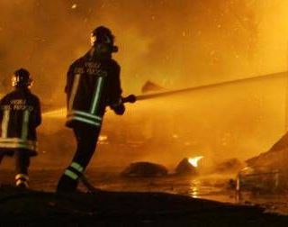 Napoli, vasto incendio a Ponticelli. Il Comune: "Tenere chiuse porte e finestre" Napoli, vasto incendio a Ponticelli. Il Comune: "Tenere chiuse porte e finestre"