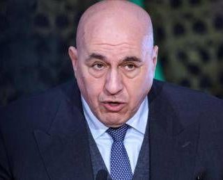 Crosetto su cori fascisti a Parma: "Persone da prendere a calci"