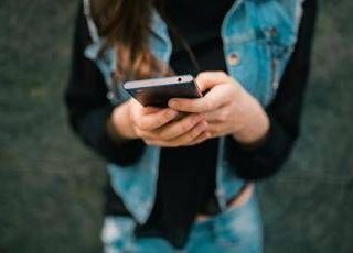 Lo smartphone rallenta il cervello, controllare troppe volte il cellulare fa male: gli studi