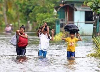 Filippine, arriva super tifone Fung-wong: quasi un milione di evacuati