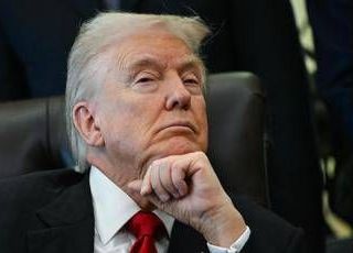 Trump dorme nello Studio Ovale? Le foto 'sospette' e la risposta della Casa Bianca