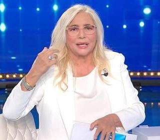 Domenica In, Mara Venier: "Dopo la trasmissione, intervento per maculopatia"