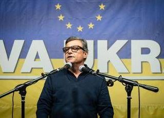 Ucraina, ambasciata russa a Roma critica Calenda per il tatuaggio. E lui replica: "Verrete sconfitti come l'Urss"