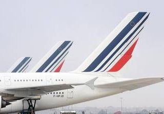 Francia, odore di bruciato in cabina: aereo diretto a Seul atterra a Monaco