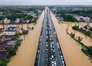 Thailandia e Indonesia travolte dal maltempo, devastata l'isola di Sumatra: decine di morti e dispersi