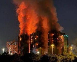Hong Kong, maxi incendio in un complesso residenziale: almeno 4 morti