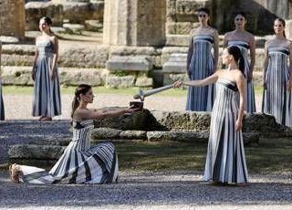 Milano Cortina 2026, accesa la fiamma olimpica con i primi tedofori Belmondo e Zoeggeler - Il video