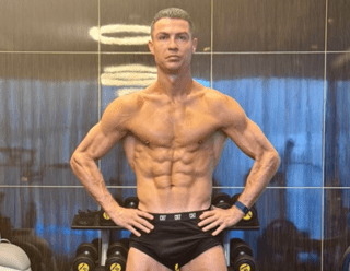 Cristiano Ronaldo senza età, la foto e il fisico d'acciaio