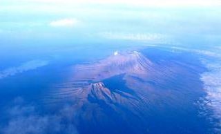 Elicottero in missione di soccorso si schianta sul Kilimangiaro, 5 morti