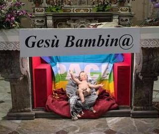 Gesù è una bambina nel presepe, Don Vitaliano: "Dio si incarna anche nelle donne"
