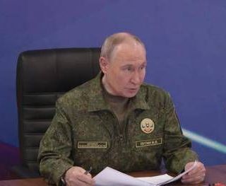Putin: "Ucraina non ha fretta di finire guerra con mezzi pacifici" Putin: "Ucraina non ha fretta di finire guerra con mezzi pacifici"