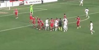 Punizione sotto l'incrocio, ma arbitro non 'vede' il gol: scandalo arbitrale in Turchia