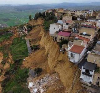 Frana a Niscemi, il sindaco agli abitanti: "State a casa"