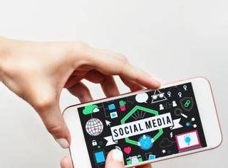 Social vietati ai minori di 15 anni, dall'Australia al Regno Unito: cosa fanno gli altri Paesi