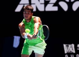 Australian Open, Alcaraz domina De Minaur e vola in semifinale