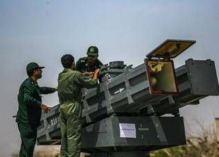 Missili, droni e sottomarini: l'Iran alza lo scudo contro Trump