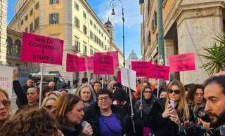 Violenza sulle donne, manifestazione di fronte al Senato: protesta contro testo Bongiorno