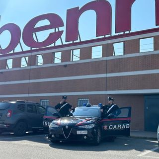 Rubano cosmetici e profumi di lusso con borse "schermate", 2 persone accusate di furto aggravato