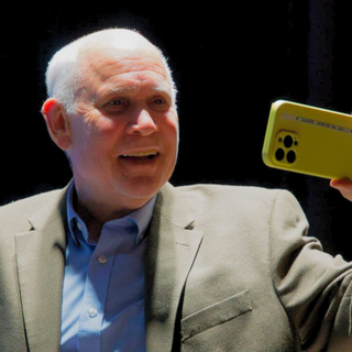 Steve McCurry sul palco di Biella, sala gremita per la "Pop star" della fotografia - Foto di Enrico Eletto per newsbiella.it Steve McCurry sul palco di Biella, sala gremita per la "Pop star" della fotografia - Foto di Enrico Eletto per newsbiella.it