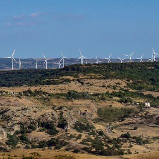 Nell’immagine, pale eoliche su Bonorva viste da Giave (foto di G.S.)