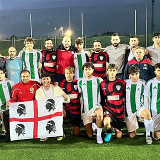 Atleti di Su Nuraghe Calcio Biella e Prafil Lads all’inizio della gara.