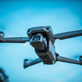 Drone in volo precipita su un'auto: lite fra conducente e genitori del giovane pilota - Foto di repertorio.