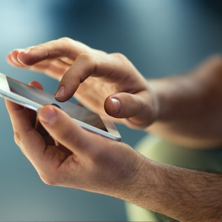 Gli sequestrano il telefono, adolescente finisce in pronto soccorso con crisi di astinenza.