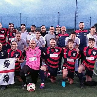 Atleti e dirigenti del Real Maggese e di Su Nuraghe Calcio Biella prima della gara