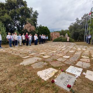 In primo piano la pietra di Jesolo. Biella, cerimonia a Nuraghe Chervu con i Bersaglieri di Jesolo e di Biella, Sardi e “Sassarini” biellesi