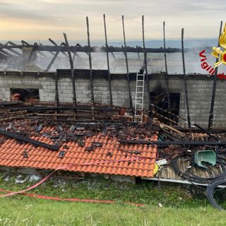 Incendio a Pollone, stalla e fienile a fuoco: la struttura risulta inagibile
