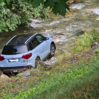 Alagna, auto finisce nel greto del torrente Otro