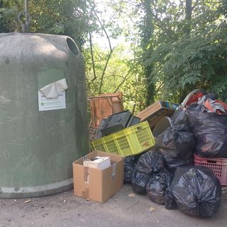 Andorno, rifiuti abbandonati accanto alla campana del vetro