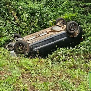 Auto finisce in una scarpata tra Sostegno e Roasio (foto di Mauro Benedetti per newsbiella.it)