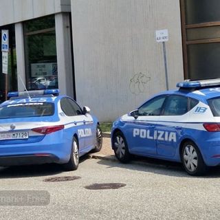 Biella, Polizia e Carabinieri perquisiscono un'abitazione: l'uomo va in escandescenza - Foto di repertorio