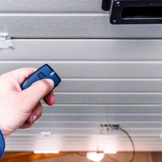 Organizzare il garage con una serranda avvolgibile: 5 idee salvaspazio