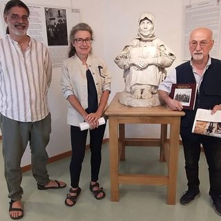 Nella foto, Sebastiano Falchi di Mara (Sassari) riceve in dono il volume su Vittorio Besso: un piccolo gesto che rappresenta lo spirito di questo progetto.