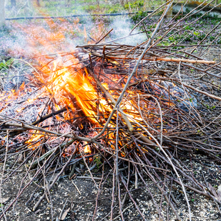 Brucia sterpaglie nonostante il divieto: sanzionato un uomo di Bioglio