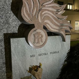 Biella si unisce al dolore dell’Arma: un omaggio floreale per i Carabinieri caduti nell’esplosione di Verona