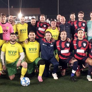 Le formazioni di Su Nuraghe Calcio Biella e NVP Oremo posano insieme prima del calcio d'inizio