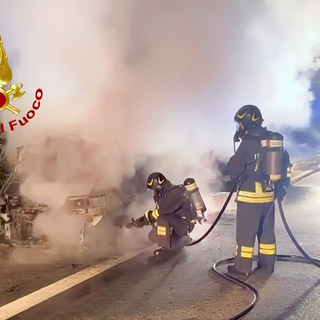 Incendio di un furgone sull'A5, arrivano i Vigili del Fuoco Incendio di un furgone sull'A5, arrivano i Vigili del Fuoco