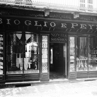 La moda biellese nelle foto d'archivio: la merceria Bioglio e Peyla - Copyright Fondazione Sella 2025