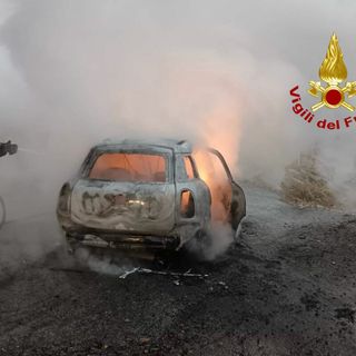 A Scopello auto avvolta dalle fiamme, in campo i Vigili del Fuoco FOTO