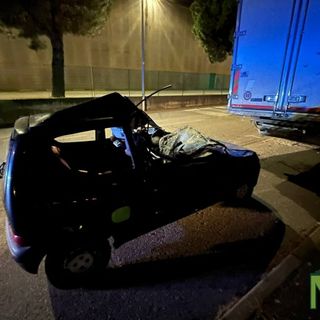 Auto contro camion a Vigliano Biellese: la vettura è completamente distrutta