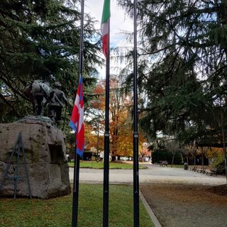 Bandiere danneggiate e a mezz’asta ai giardini Zumaglini a Biella, un lettore: "Vandalismo o incuria?"